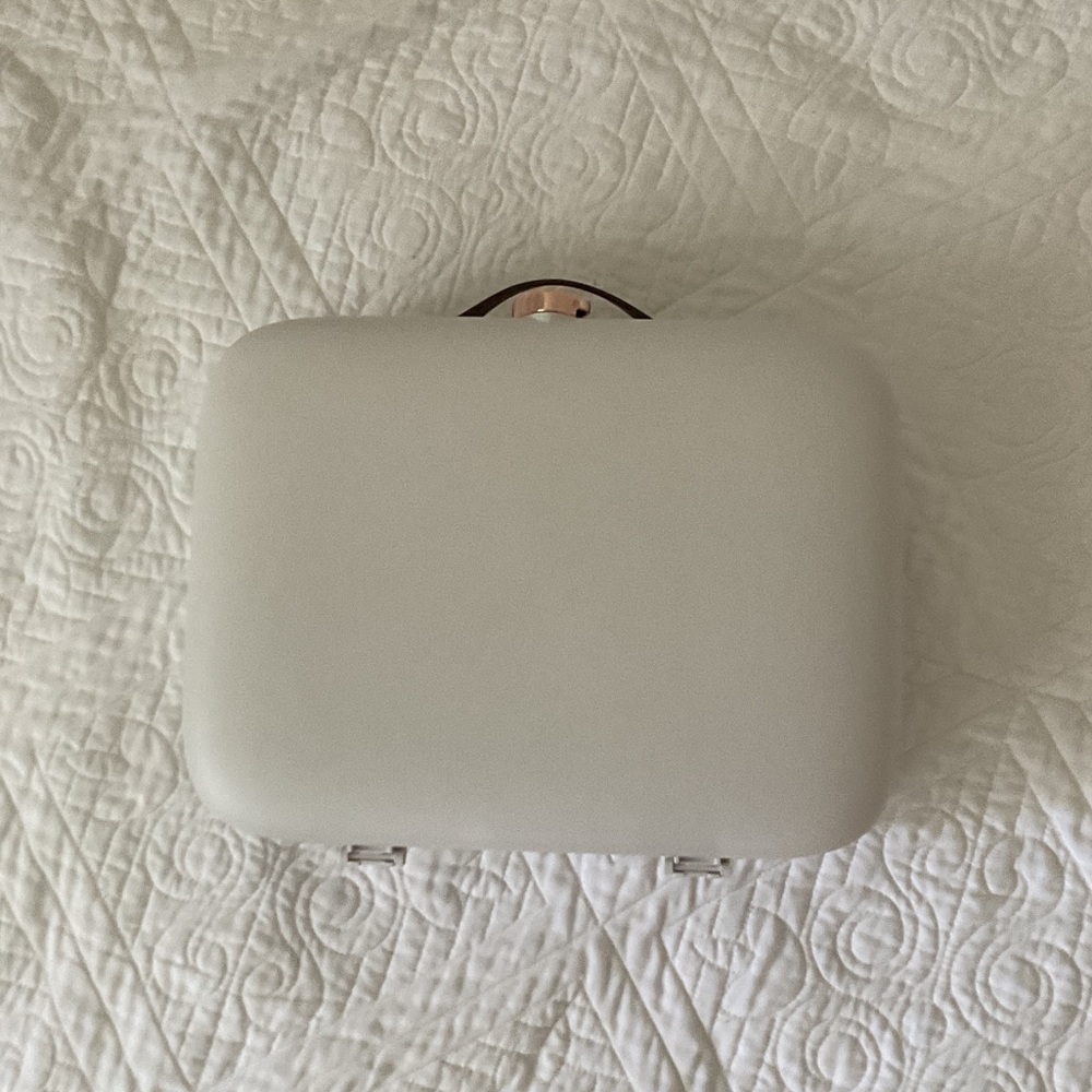 White organize bag